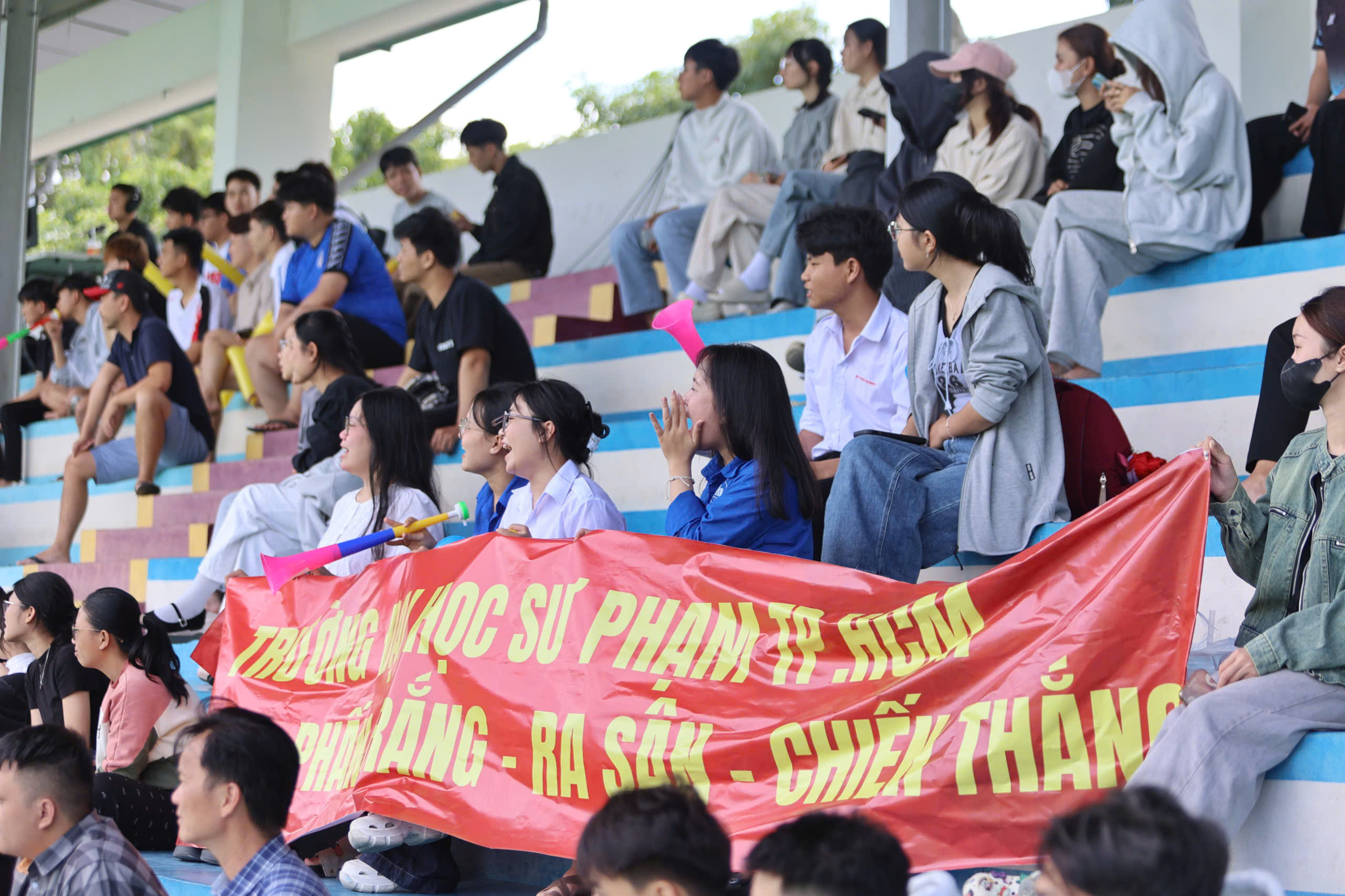 Người mẹ vượt gần 400 km đến Nha Trang cổ vũ con trai tại TNSV THACO cup 2026- Ảnh 5.