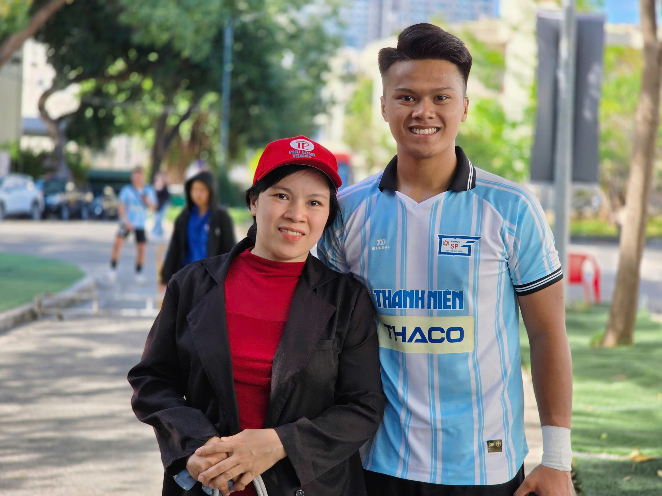 Người mẹ vượt gần 400 km đến Nha Trang cổ vũ con trai tại TNSV THACO cup 2026- Ảnh 6.