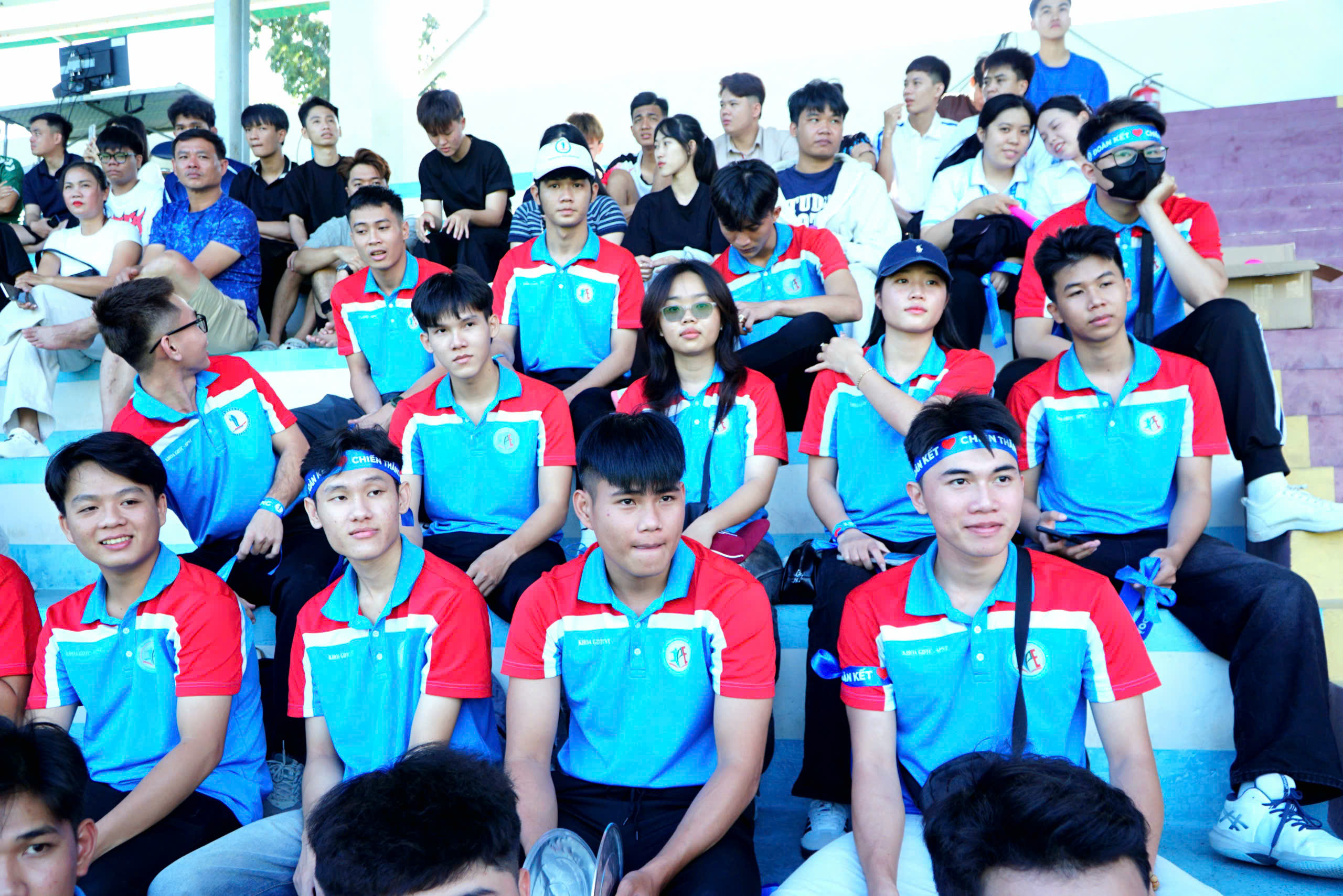 CĐV Trường ĐH Đồng Tháp lặn lội đường xa đến Nha Trang tiếp lửa đội nhà- Ảnh 4.