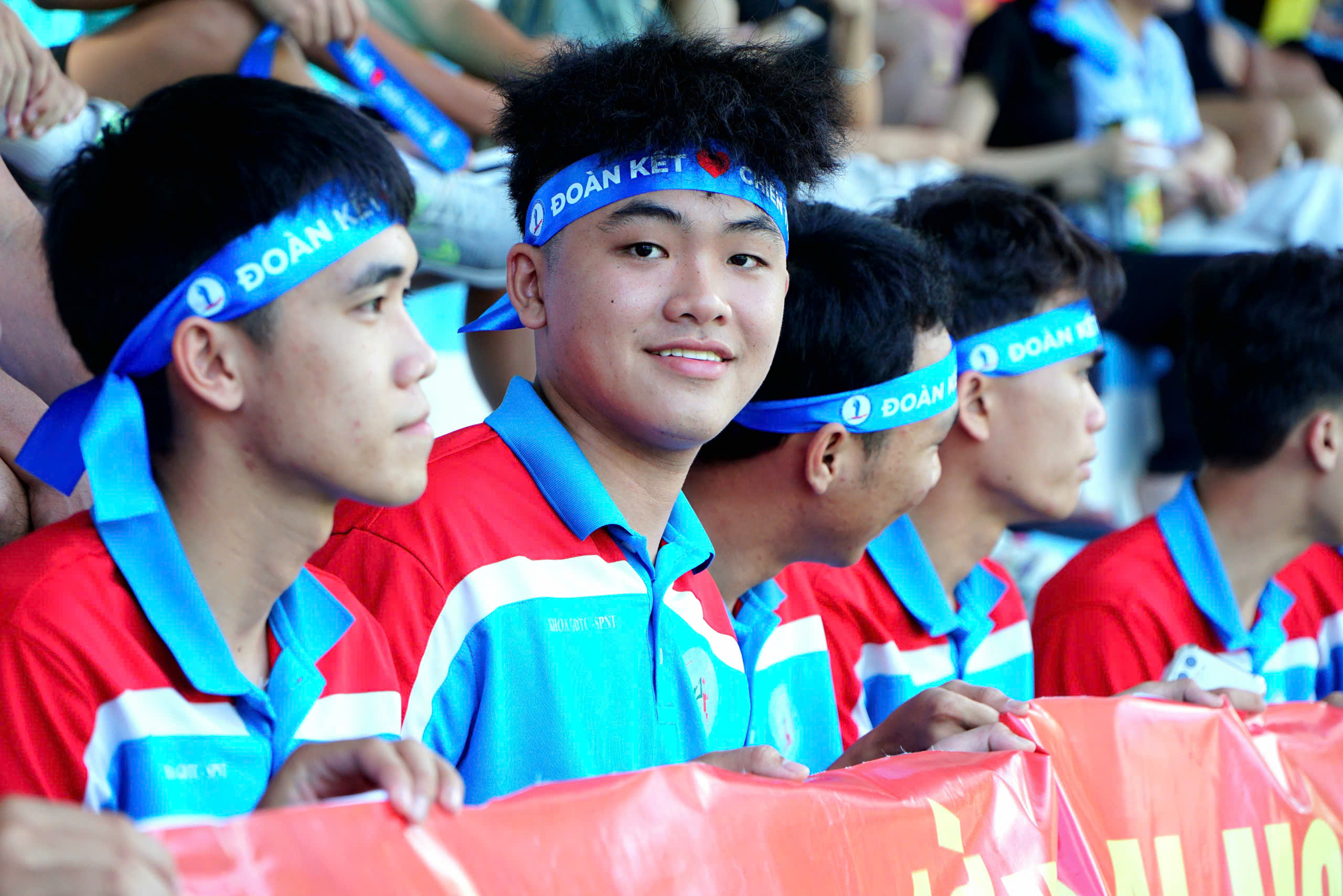 CĐV Trường ĐH Đồng Tháp lặn lội đường xa đến Nha Trang tiếp lửa đội nhà- Ảnh 5.