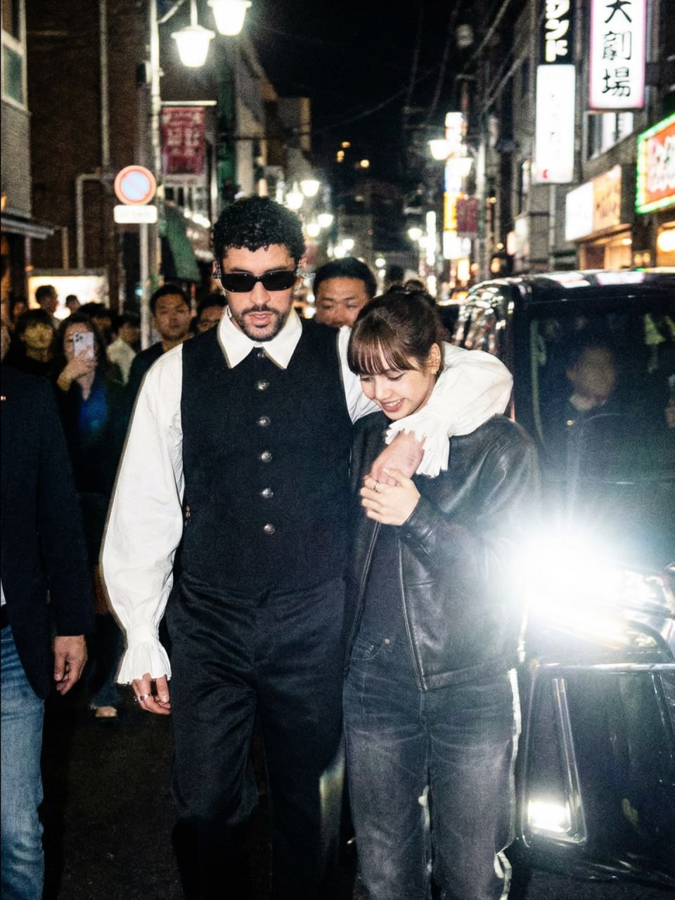 Chàng trai thân mật khoác vai Lisa (BLACKPINK): Giành giải Grammy, lập kỷ lục 4,1 tỷ views vẫn bị Tổng thống Trump chê- Ảnh 2.