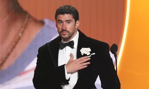 Chàng trai thân mật khoác vai Lisa (BLACKPINK): Giành giải Grammy, lập kỷ lục 4,1 tỷ views vẫn bị Tổng thống Trump chê- Ảnh 5.