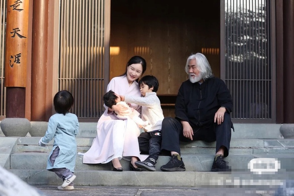 Hôn nhân chênh 31 tuổi của đạo diễn Trương Kỷ Trung và người vợ xinh đẹp - 4