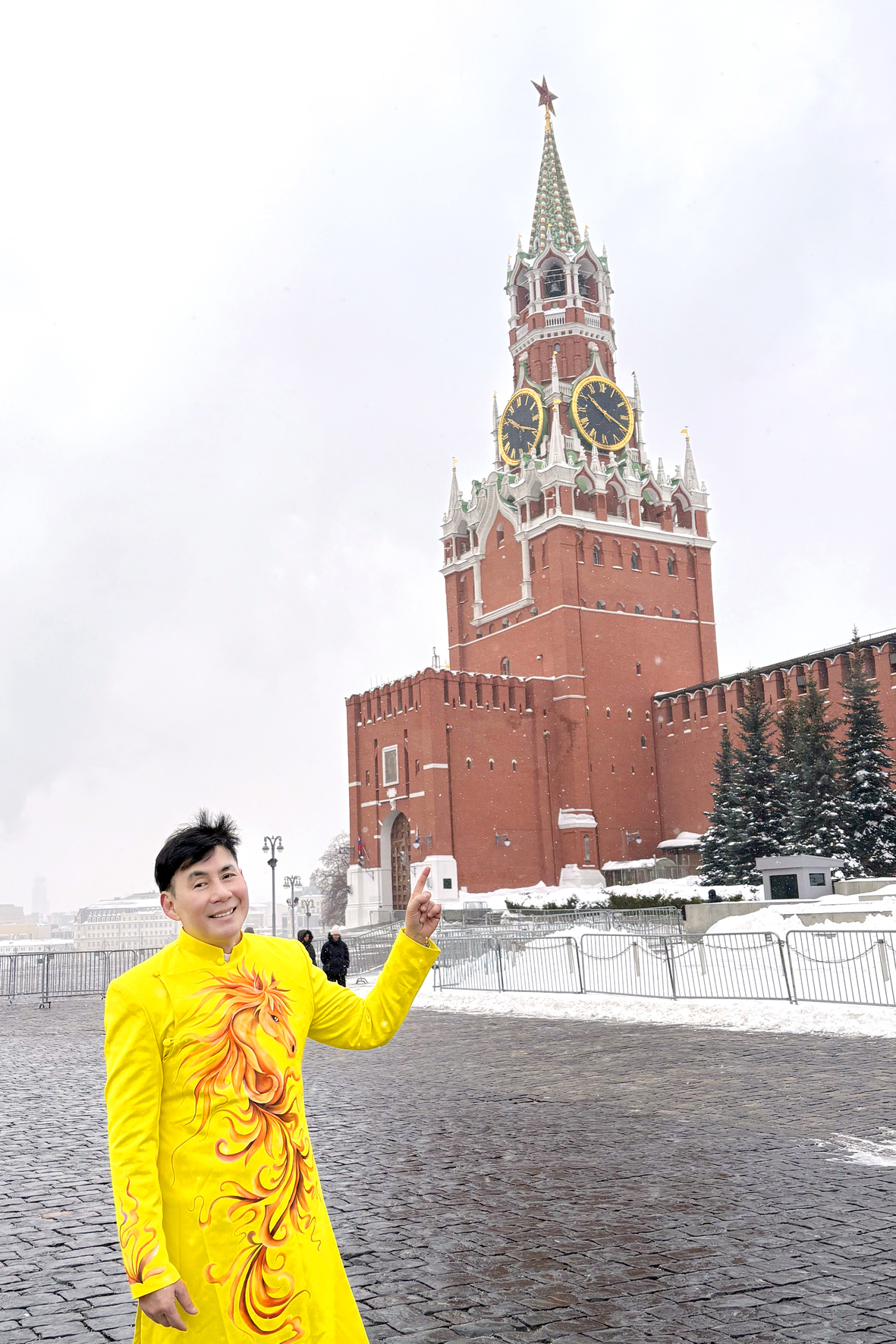 Chuyến du lịch đầy bất ổn của nam ca sĩ sở hữu nhà hơn 2.000 cây vàng, cầu nguyện xin về nước an toàn- Ảnh 2.