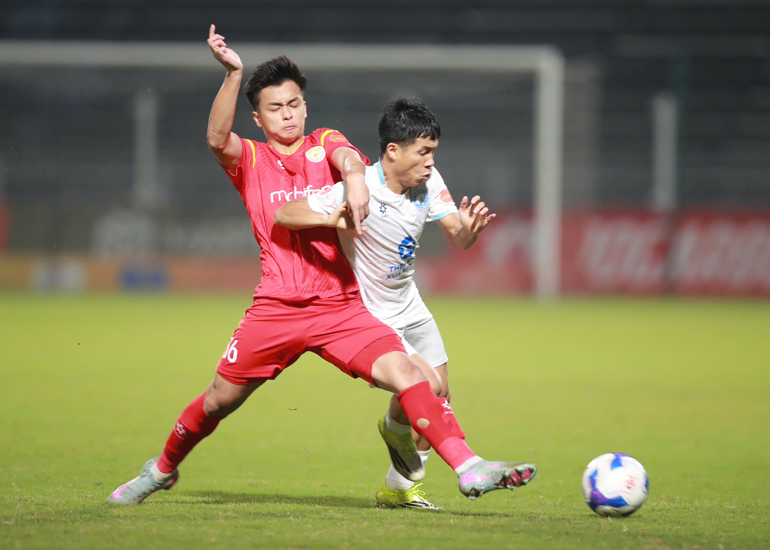 Xuân Son 'đen' nhưng trung vệ Lucas lại ‘đỏ’, Nam Định thắng chật vật đội cuối bảng PVF-CAND- Ảnh 2.