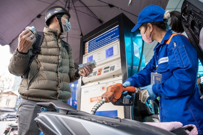 Nhân viên tại một cây xăng đổ nhiên liệu cho khách, ngày 7/3. Ảnh: Giang Huy