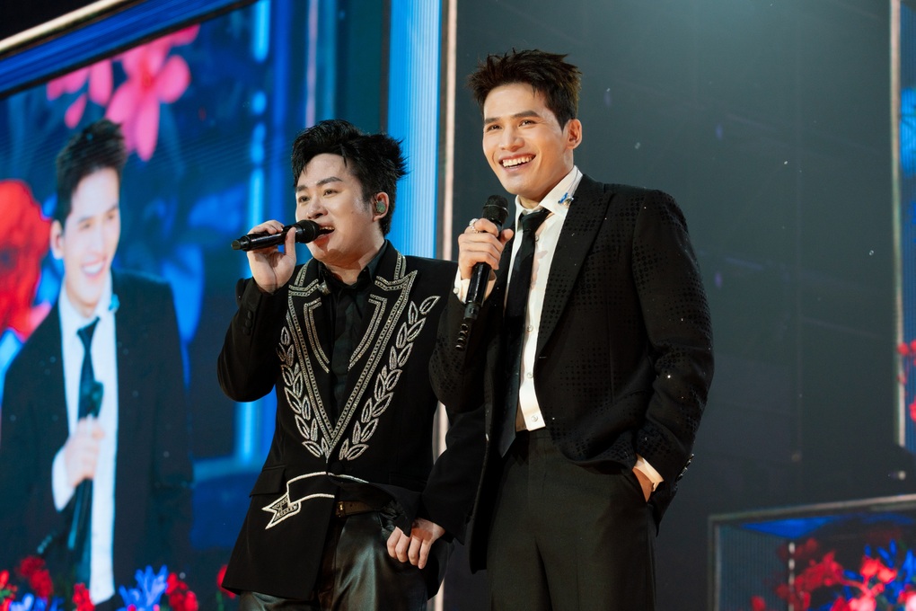 Tùng Dương đu dây treo trên không, hiếm hoi hát nhạc remix - 2