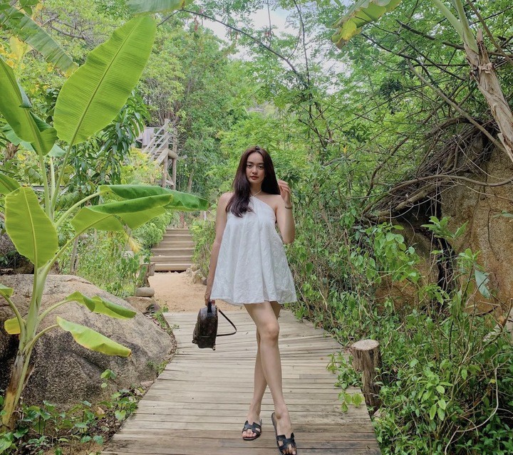 Gu thời trang hack dáng của mỹ nhân Việt 1m50 lọt top 100 gương mặt đẹp thế giới 12 Gu thời trang hack dáng của mỹ nhân Việt 1m50 lọt top 100 gương mặt đẹp thế giới - 11