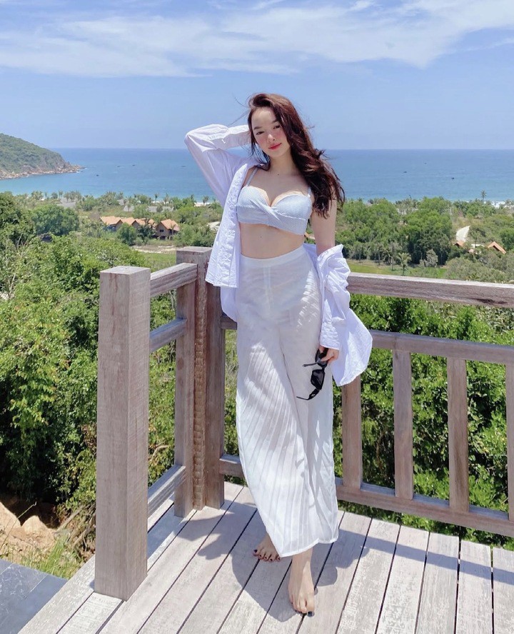 Gu thời trang hack dáng của mỹ nhân Việt 1m50 lọt top 100 gương mặt đẹp thế giới 15 Gu thời trang hack dáng của mỹ nhân Việt 1m50 lọt top 100 gương mặt đẹp thế giới - 14