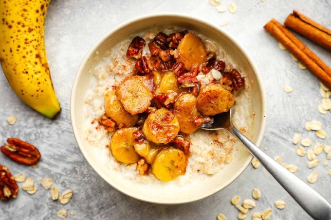 Chuyên gia dinh dưỡng chỉ ra 6 thói quen ăn sáng giúp trẻ lâu 3 Kết hợp yến mạch với hạnh nhân hoặc óc chó giúp bổ sung omega 3, góp phần duy trì làn da đàn hồi và sáng khỏe.