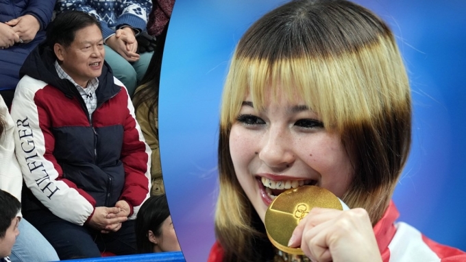 Ông Arthur Liu ngồi trên khán đài xem con gái Alysa Liu trình diễn ở Olympic mùa Đông 2026. Ảnh: BroBible
