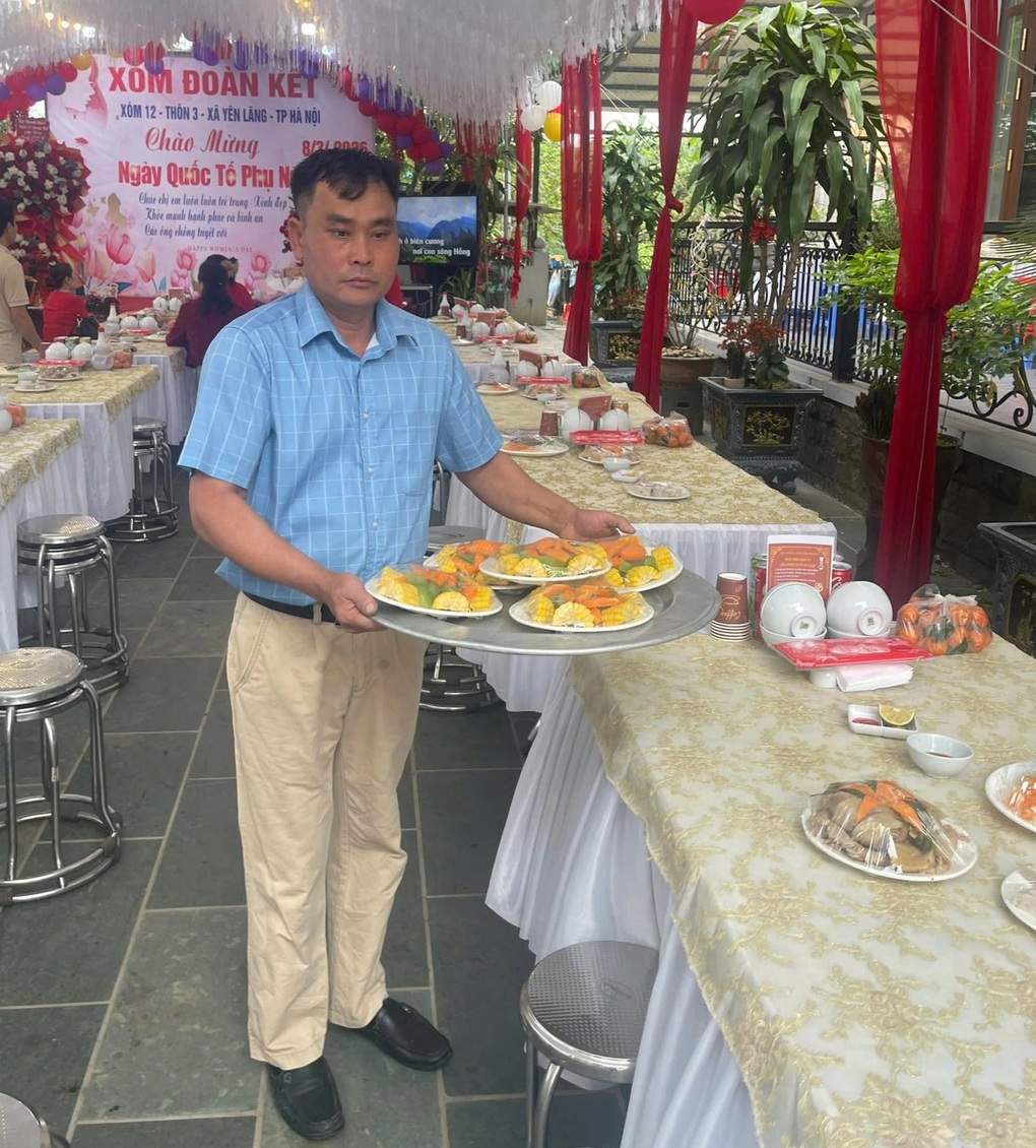 Xóm ở Hà Nội góp 40 triệu đồng dựng rạp, bày 24 mâm cỗ đãi chị em ngày 8/3 - 4