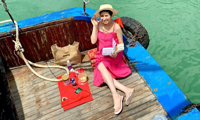 Để vượt qua bệnh tật, chị tự tạo niềm vui cho mình, đi du lịch nhiều nơi, thay vì ủ rũ, nằm một chỗ. Ảnh: Nhân vật cung cấp