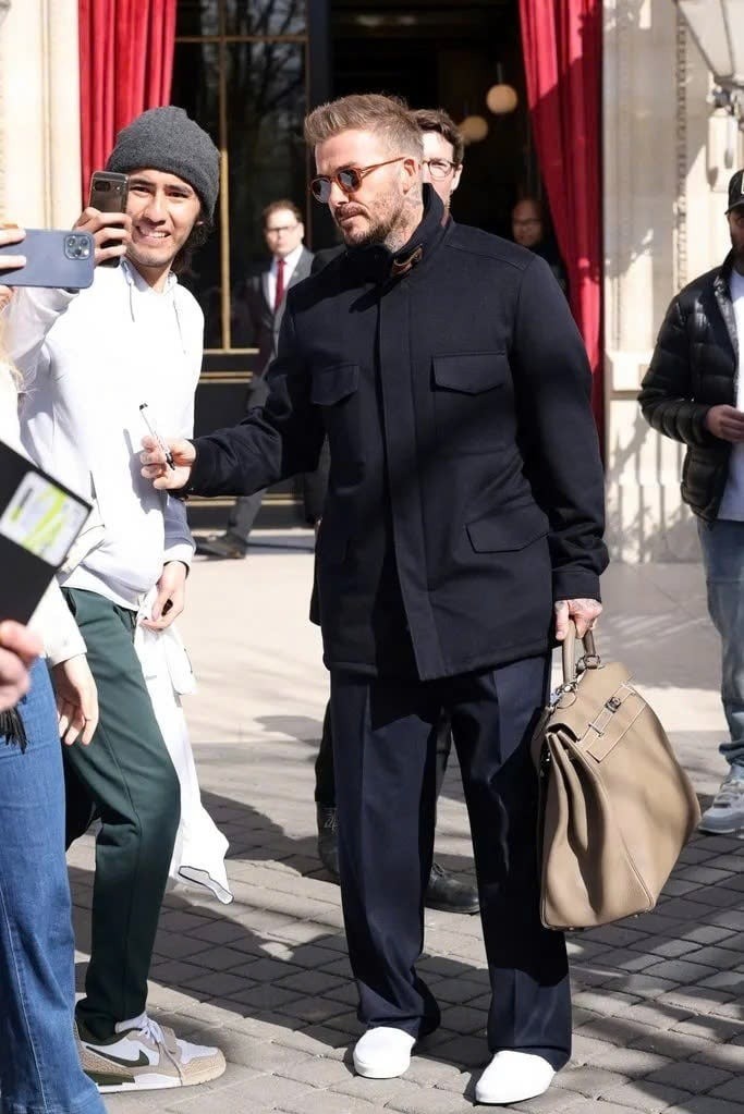 Thú chơi túi đắt đỏ của David Beckham 3 Ngôi sao còn có túi Hermès Etoupe Voyage Kelly 50 cỡ lớn. Thiết kế màu etoupe (xám nâu), dáng sellier (phom cứng với các đường khâu bên ngoài, lộ rõ và sắc nét dọc theo mép túi), phần cứng mạ palladium. Những đặc điểm nổi bật này không chỉ góp phần tạo nên diện mạo mà còn làm tăng giá trị, biến túi thành một khoản đầu tư sinh lời.