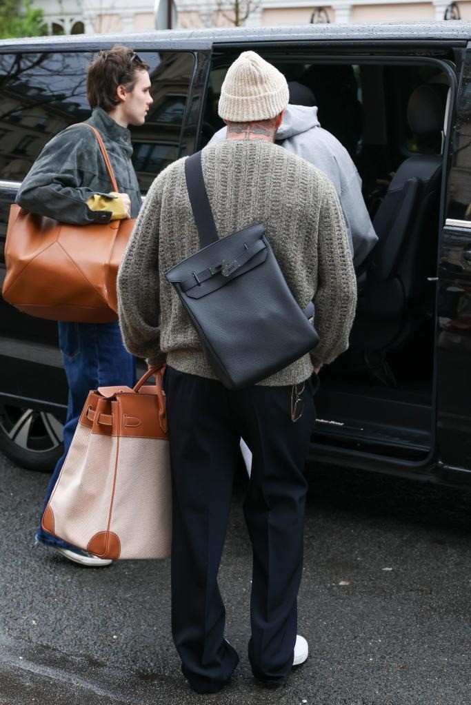 Thú chơi túi đắt đỏ của David Beckham 4 Khi đi mua sắm, dạo phố, anh sử dụng túi đeo chéo Hac a Dos GM màu đen, giá 13.200 USD (345,2 triệu đồng). Ảnh: GC Images