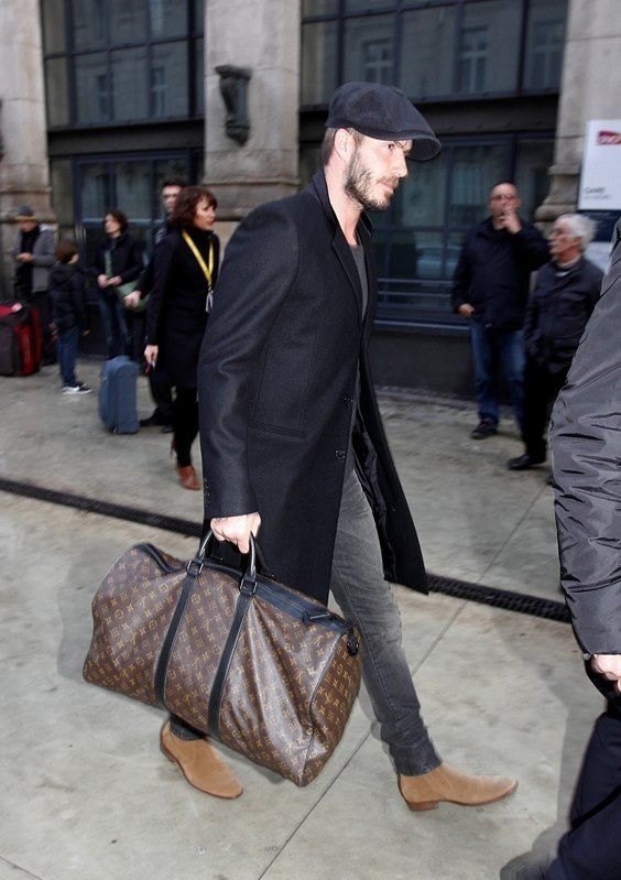 Thú chơi túi đắt đỏ của David Beckham 7 Khi đi chơi và làm việc xa, Beckham thường dùng Keepall. Thiết kế ra mắt năm 1920, được xem là một trong số mẫu biểu tượng của Louis Vuitton, giá 2.590 USD (67,7 triệu đồng). Ảnh: Backgrid
