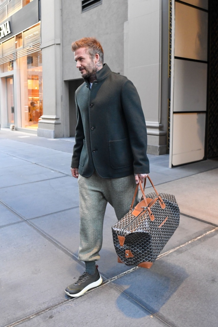 Thú chơi túi đắt đỏ của David Beckham 8 Ngoài Hermes và Louis Vuitton, David Beckham còn sắm nhiều chiếc của Goyard, trong đó có Bowling 55. Trên sàn đồ cũ StockX, một chiếc như vậy được bán với giá 6.499 USD (gần 170 triệu đồng). Theo Vogue, túi Goyard đã trở thành món đồ được giới thượng lưu săn lùng, quý giá không kém Hermès Birkin. Ảnh: GC Images