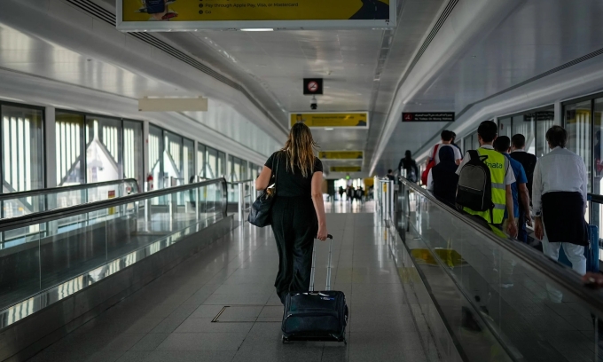 Một hành khách đi bộ bên trong sân bay quốc tế Dubai, UAE, hôm 5/3. Ảnh: AP