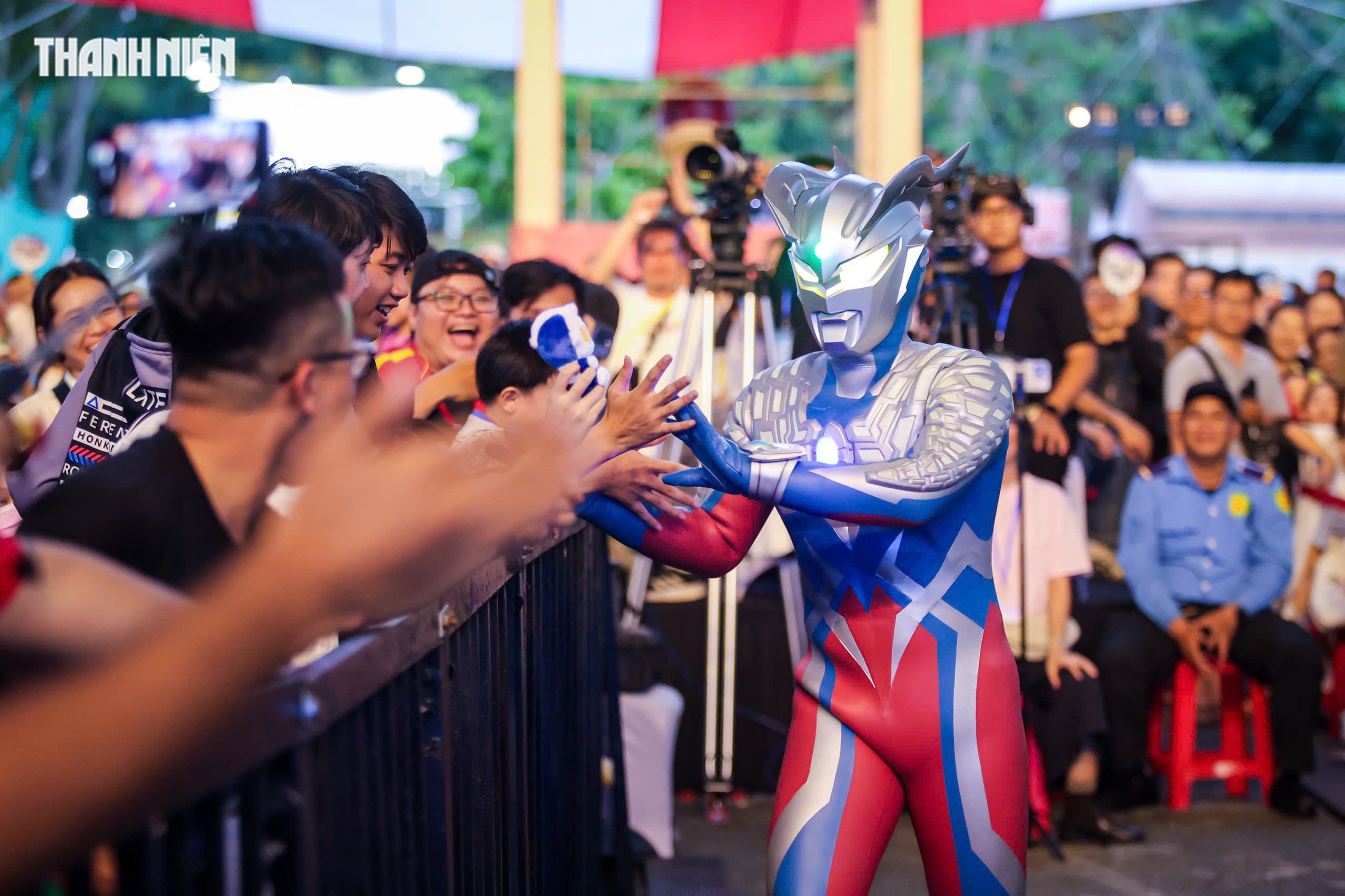Siêu nhân Ultraman 'khuấy đảo' bế mạc lễ hội Việt - Nhật 2026- Ảnh 2. Siêu nhân Ultraman 'khuấy đảo' bế mạc lễ hội Việt - Nhật 2026- Ảnh 2.