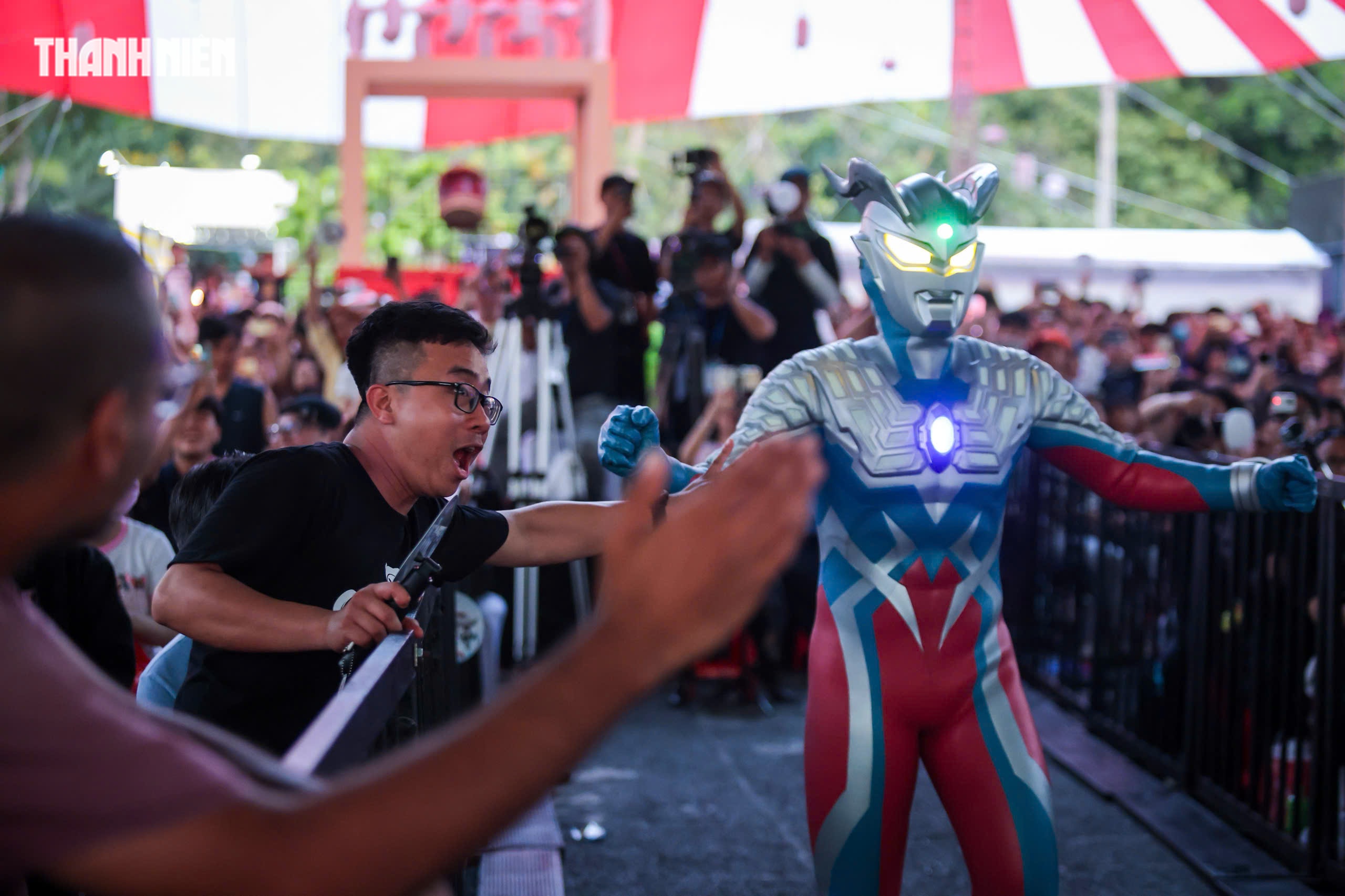 Siêu nhân Ultraman 'khuấy đảo' bế mạc lễ hội Việt - Nhật 2026- Ảnh 3. Siêu nhân Ultraman 'khuấy đảo' bế mạc lễ hội Việt - Nhật 2026- Ảnh 3.