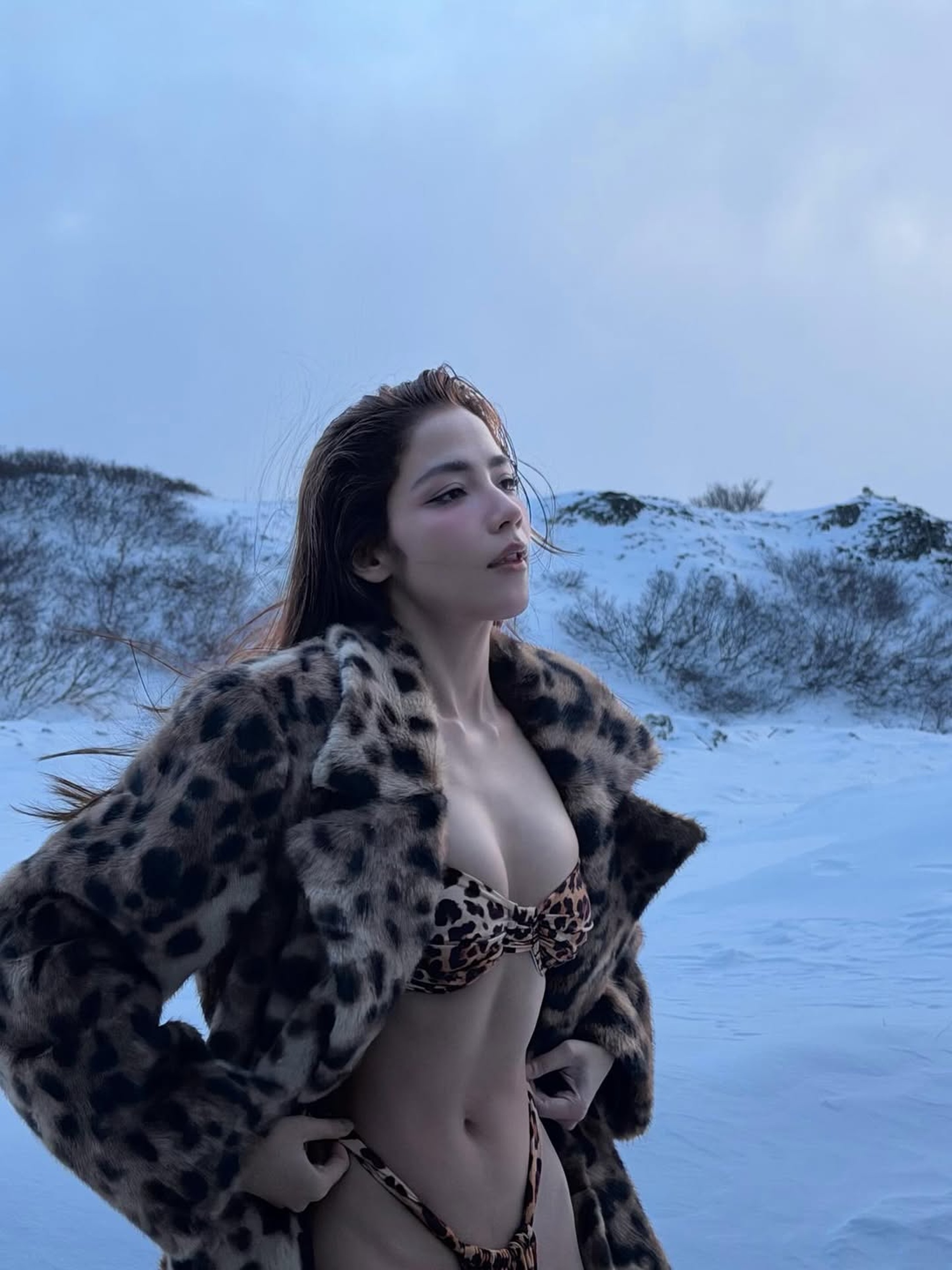 Loạt mỹ nhân Việt chuộng mốt mặc bikini táo bạo giữa tuyết trắng xóa - 14