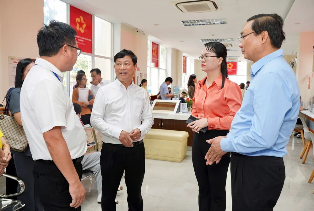 Ông Võ Văn Minh, Ủy viên Trung ương Đảng, Chủ tịch HĐND TP.HCM (thứ hai từ trái), khảo sát tình hình hoạt động tại Trung tâm phục vụ hành chính công xã Nhà Bè vào tháng 7-2025. Ảnh: THUẬN VĂN dau-an-hdnd-tp-hcm-khoa-x-tu-trach-nhiem-den-tinh-than-hanh-dong-thuan-van.jpg