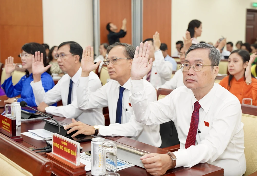 Các đại biểu HĐND TP.HCM khóa X (kỳ họp chuyên đề thứ 23) nhất trí thông qua các nghị quyết, chính sách phát triển kinh tế - xã hội TP. Ảnh: THUẬN VĂN p2-anhphu-jpg.jpg