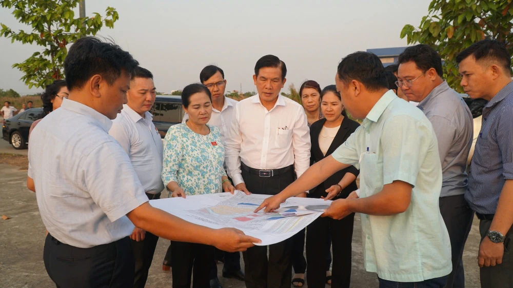 Chủ tịch HĐND TP.HCM Nguyễn Thị Lệ (thời điểm chưa sáp nhập) cùng các sở, ngành liên quan đi khảo sát ranh mốc đường vành đai 3, địa phận TP Thủ Đức vào tháng 3-2023. Ảnh: NGUYỄN TIẾN dau-an-hdnd-tp-hcm-khoa-x-tu-trach-nhiem-den-tinh-than-hanh-dong-11.jpg