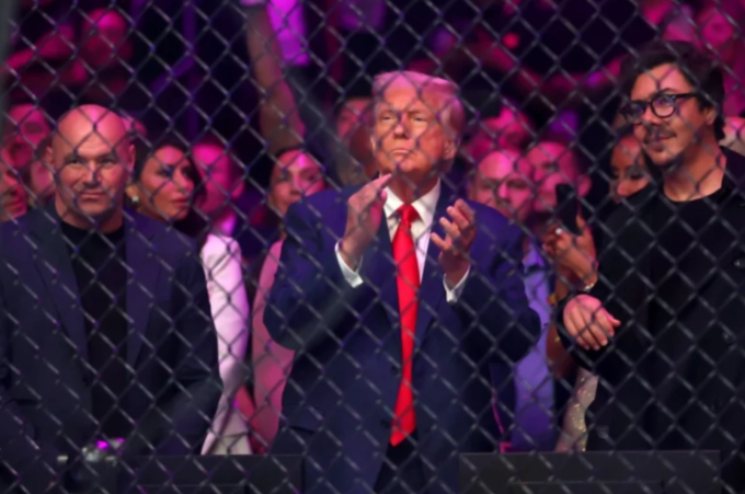 Tổng thống Mỹ Donald Trump (giữa) và Dana White (trái) trước trận đấu tại UFC 316 ngày 7/6/2025. Ảnh: Reuters