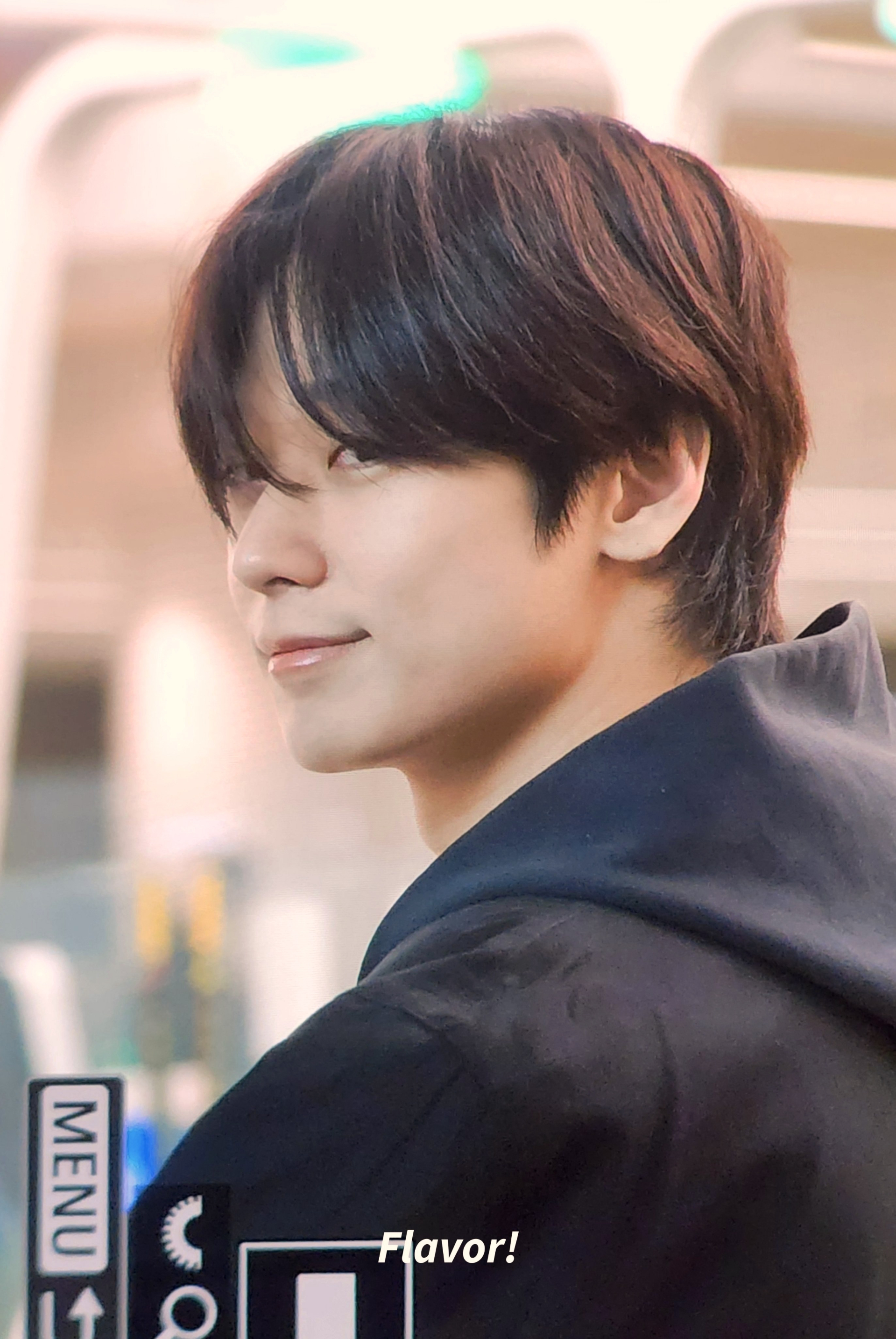 Nam ca sĩ bị công ty ghẻ lạnh, bỏ mặc tự xoay sở với 100kg hành lý?- Ảnh 2.