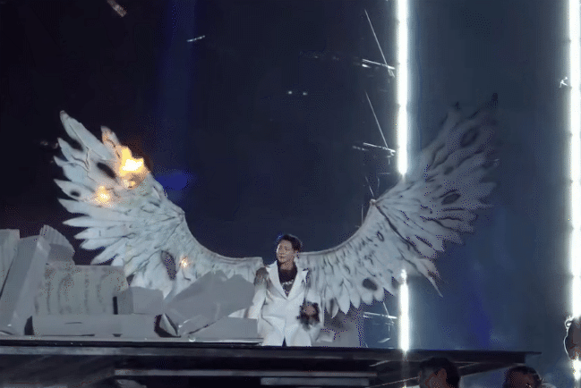 Nam ca sĩ Việt đeo cánh dài 3 mét, lửa bập bùng cháy phát sợ- Ảnh 2.