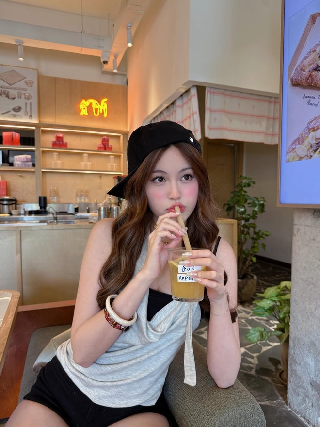 Mỹ nữ đi giày bệt khiến cả cõi mạng ồn ào: Bạn gái 