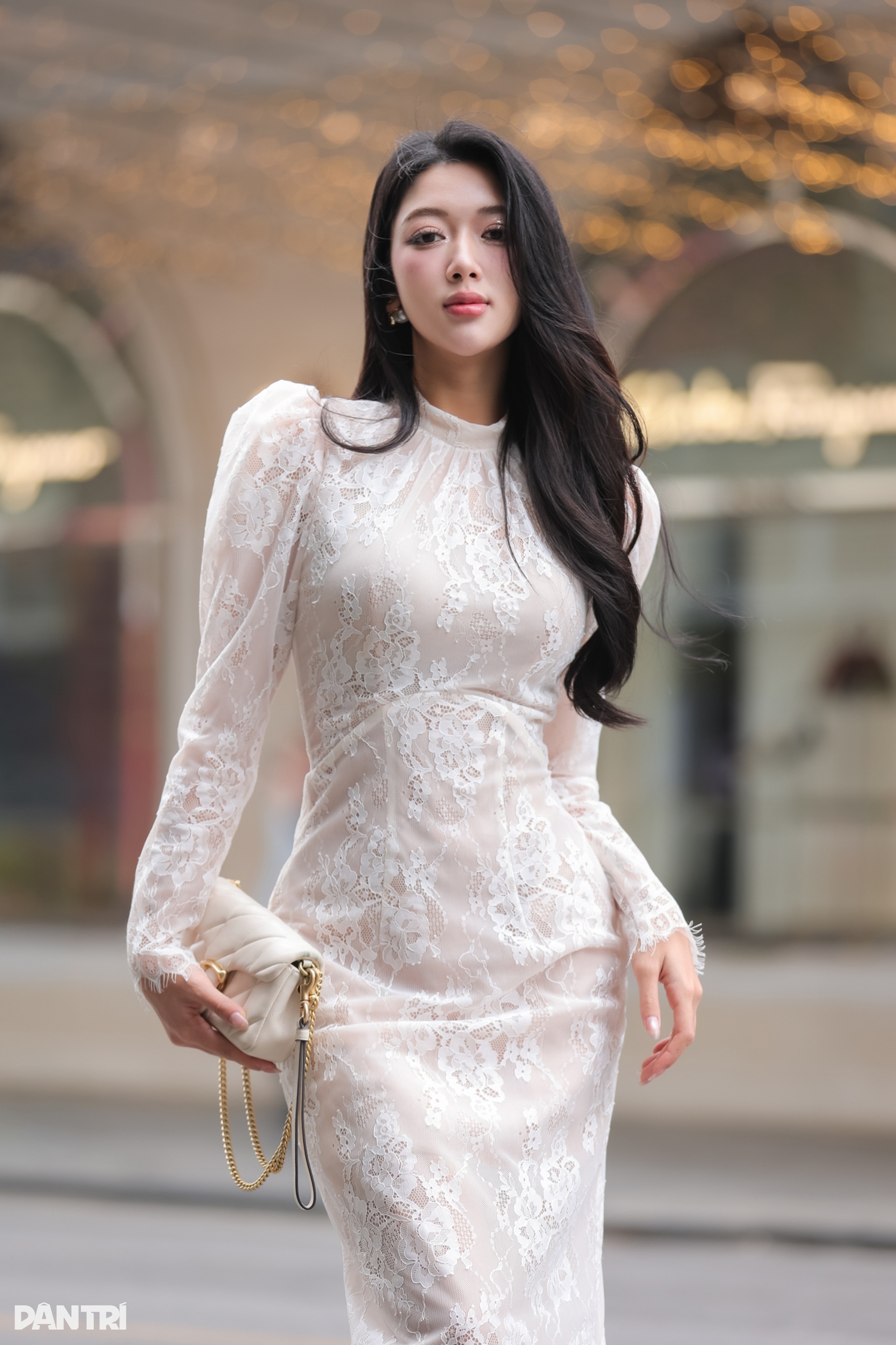 Á khôi Thanh Hương gợi cảm với váy ren trắng - 2