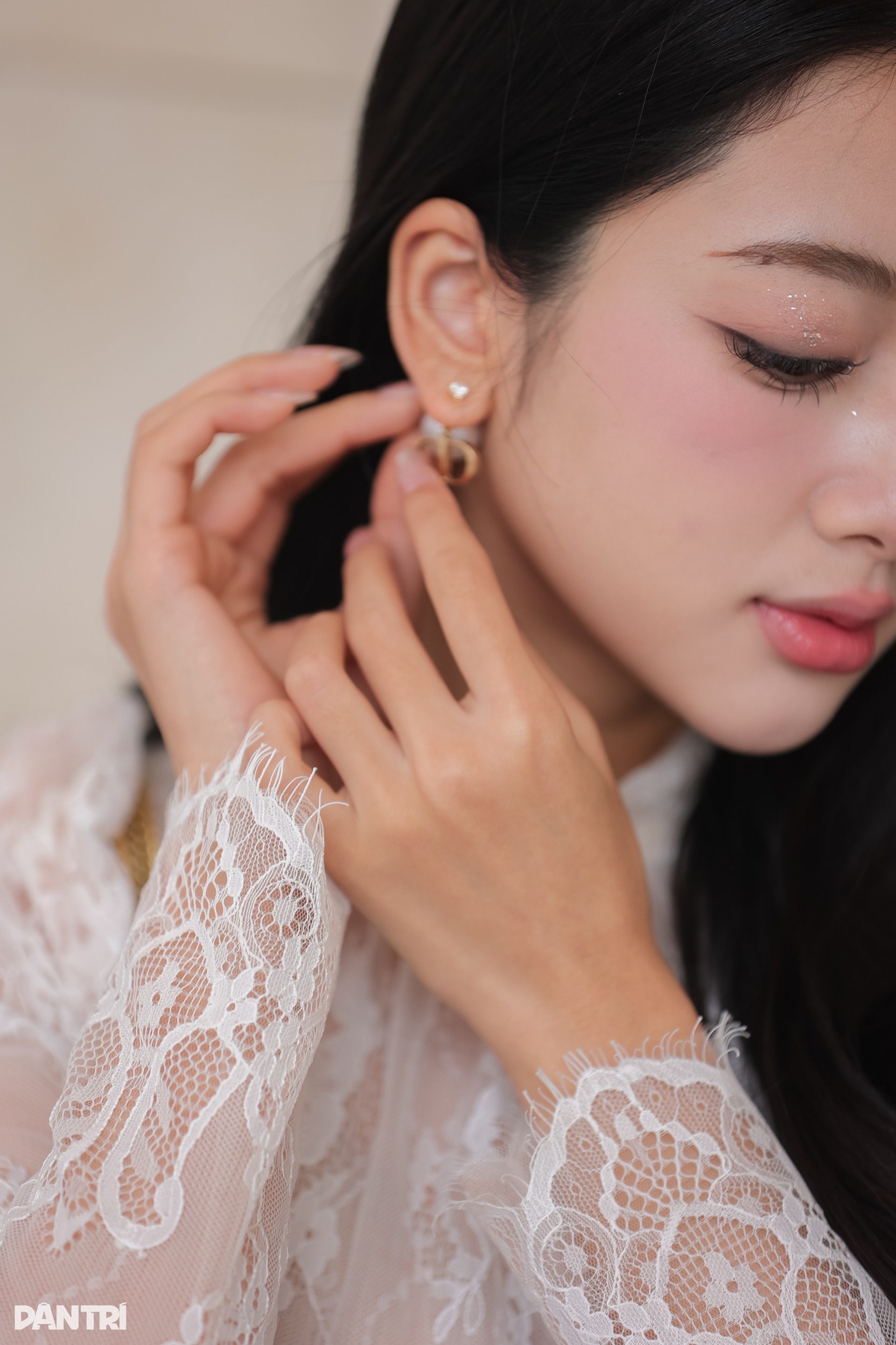 Á khôi Thanh Hương gợi cảm với váy ren trắng - 4