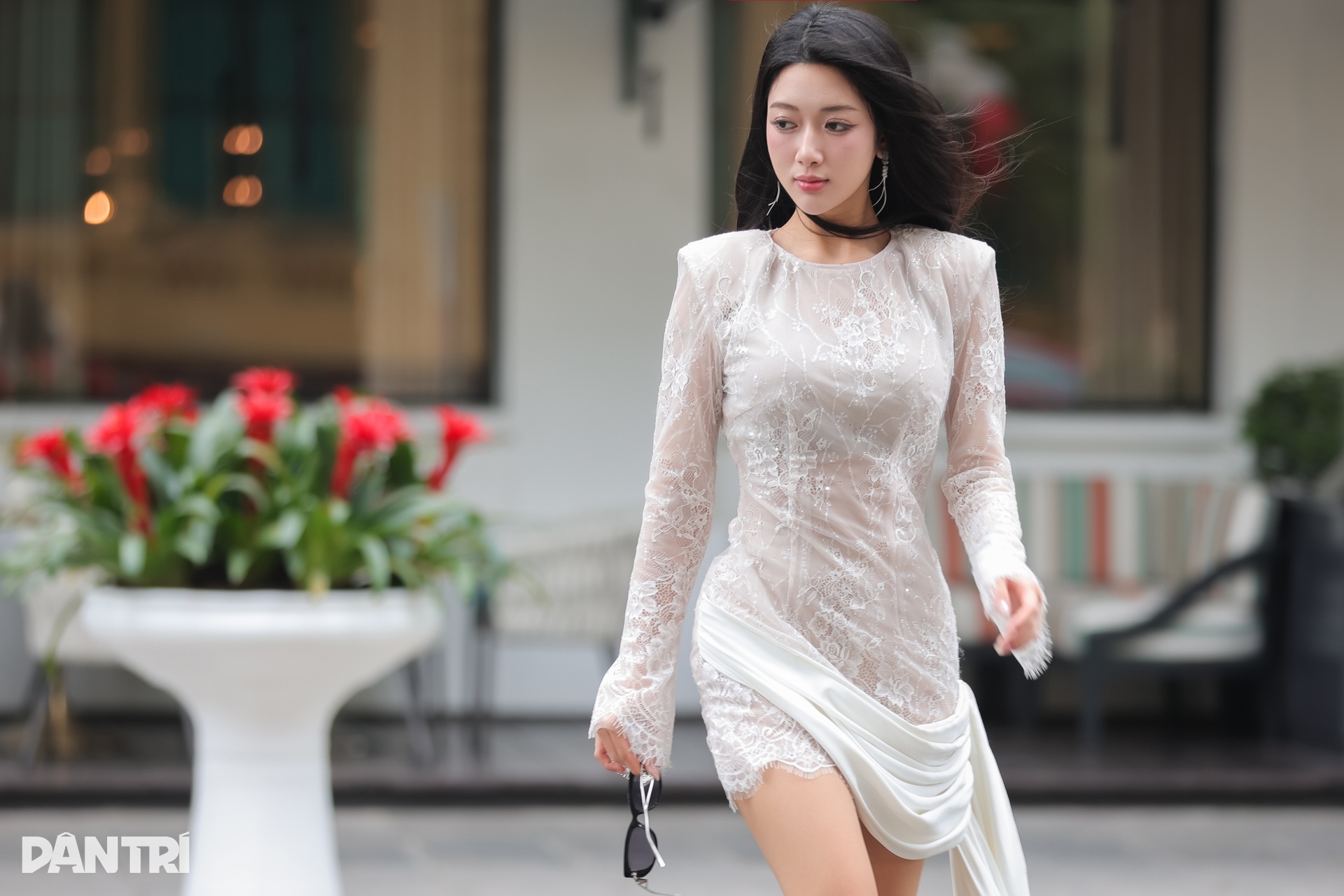 Á khôi Thanh Hương gợi cảm với váy ren trắng - 5