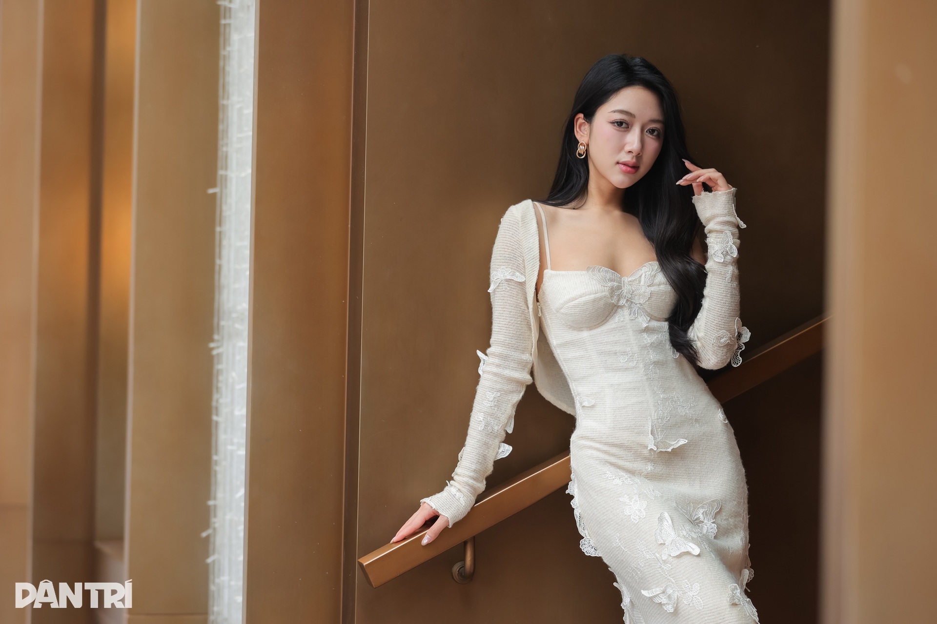 Á khôi Thanh Hương gợi cảm với váy ren trắng - 8