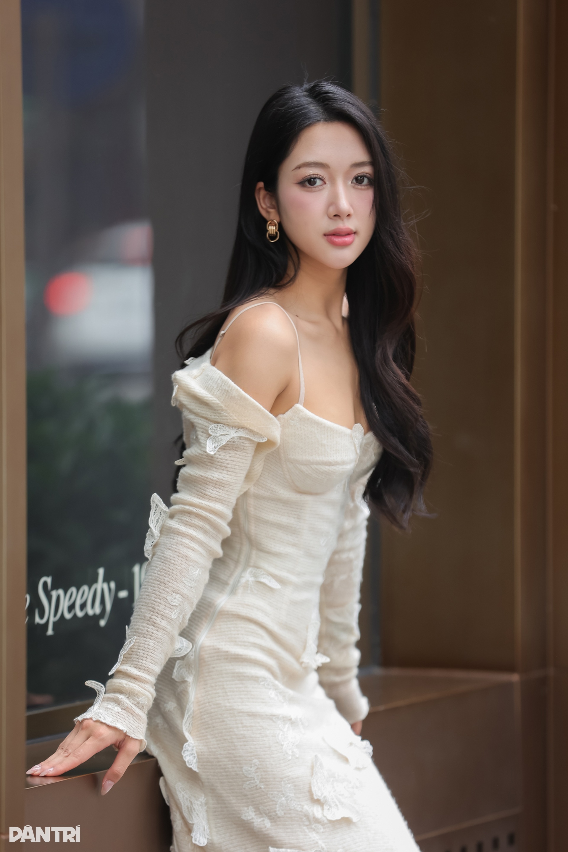 Á khôi Thanh Hương gợi cảm với váy ren trắng - 9