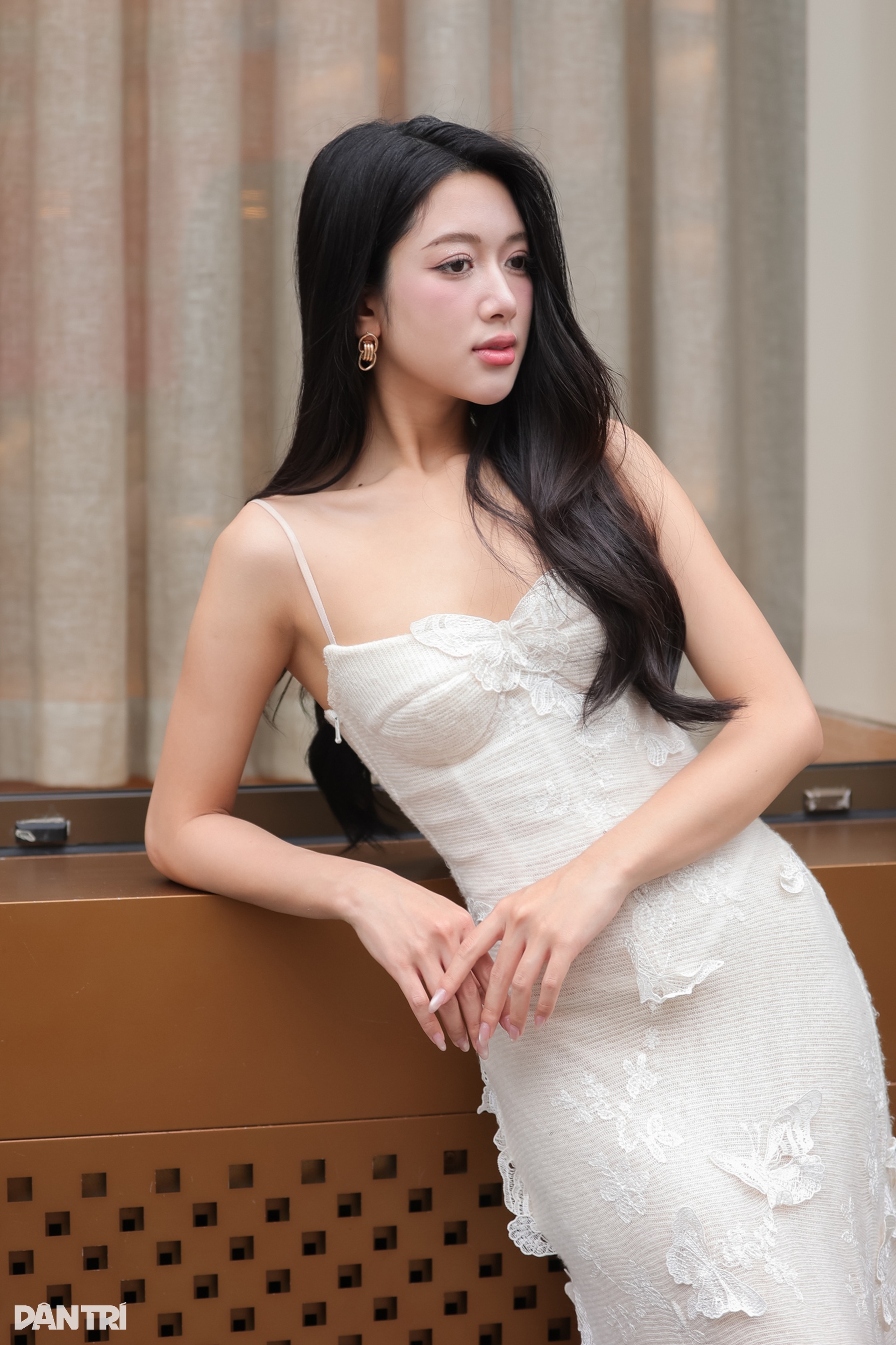 Á khôi Thanh Hương gợi cảm với váy ren trắng - 10