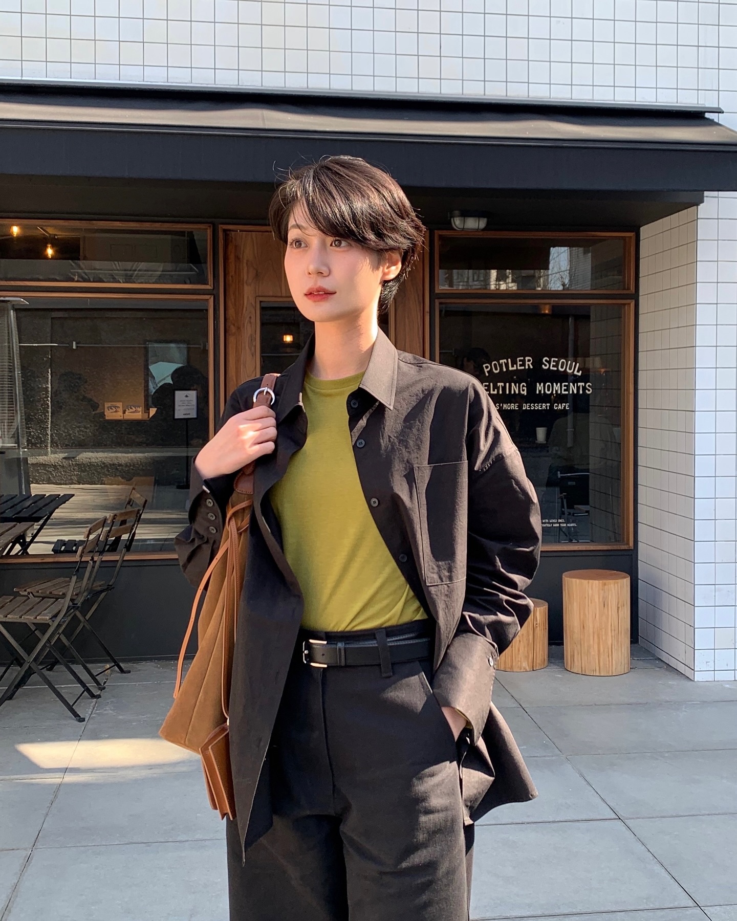 Quần đen đơn giản tới đâu cũng trở nên sang chảnh nhờ 5 cách mặc- Ảnh 7. Quần đen đơn giản tới đâu cũng trở nên sang chảnh nhờ 5 cách mặc- Ảnh 7.