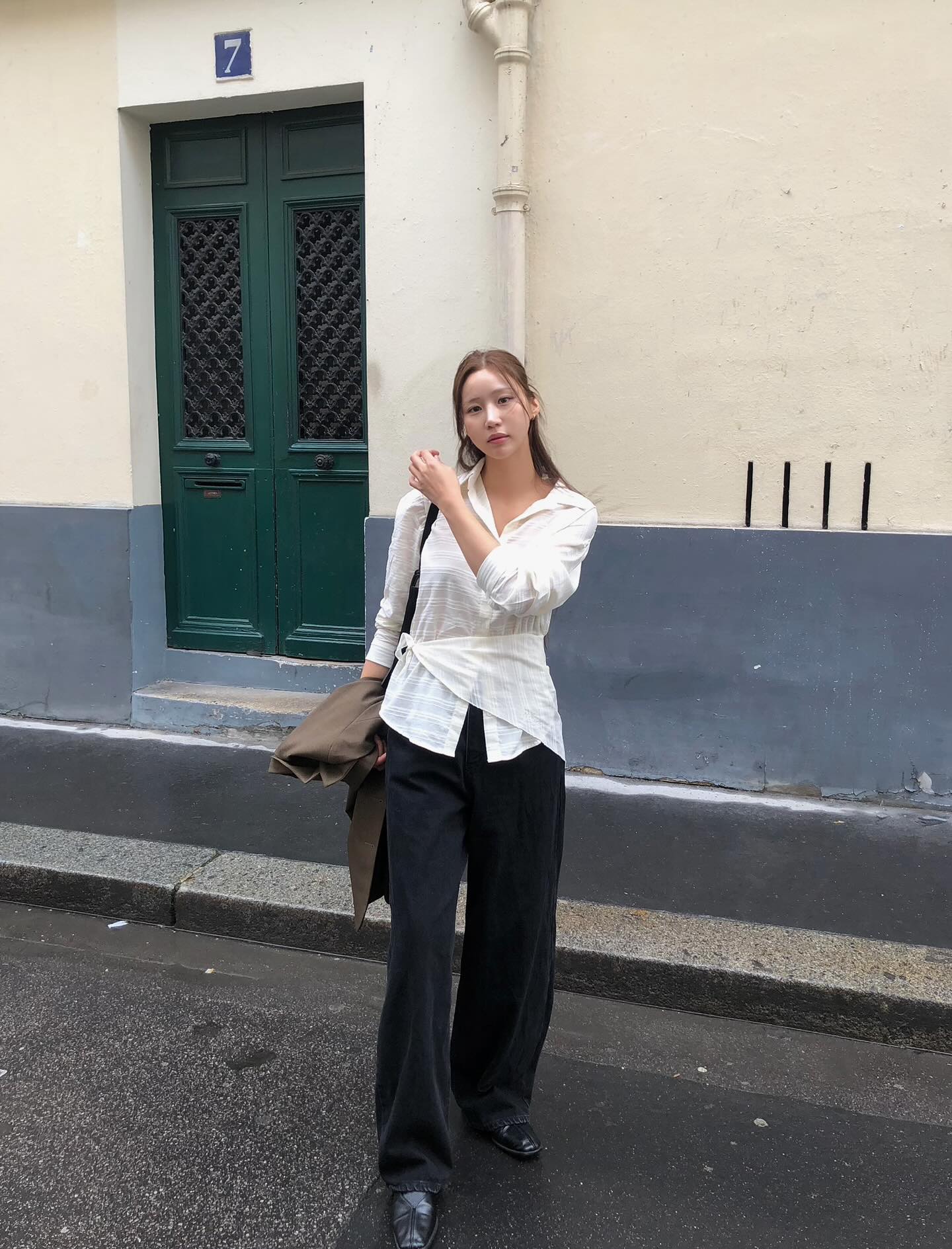 Quần đen đơn giản tới đâu cũng trở nên sang chảnh nhờ 5 cách mặc- Ảnh 9. Quần đen đơn giản tới đâu cũng trở nên sang chảnh nhờ 5 cách mặc- Ảnh 9.