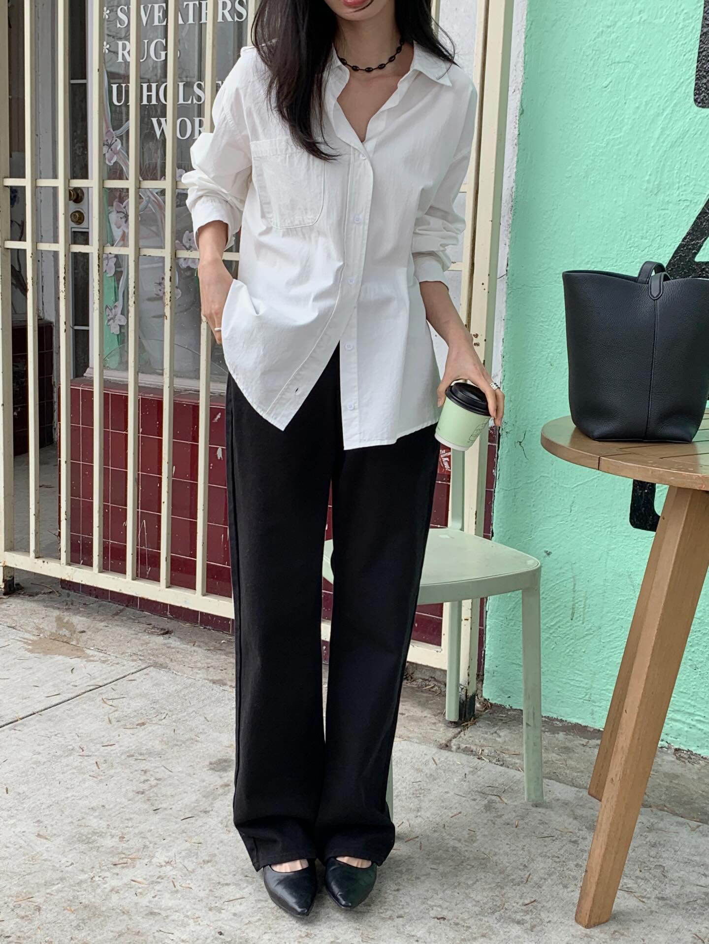 Quần đen đơn giản tới đâu cũng trở nên sang chảnh nhờ 5 cách mặc- Ảnh 10. Quần đen đơn giản tới đâu cũng trở nên sang chảnh nhờ 5 cách mặc- Ảnh 10.