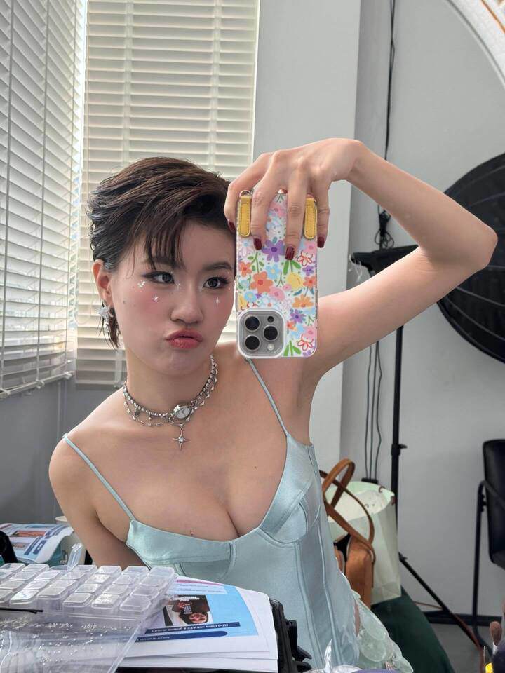 Nữ rapper hướng đến hình ảnh nữ tính với các trang phục trẻ trung, ôm sát khéo léo làm nổi bật vóc dáng quyến rũ.