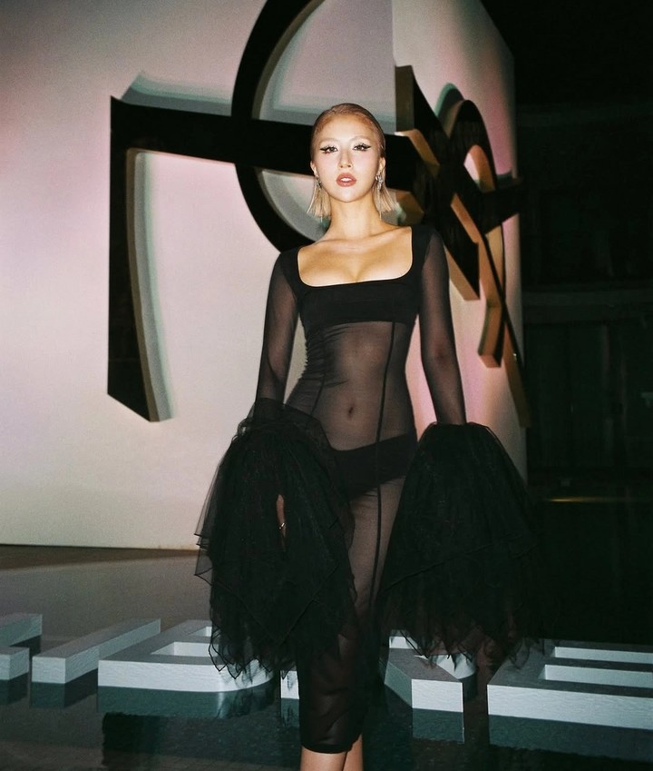 Nữ fashionista thường lựa chọn những thiết kế tôn vóc dáng nóng bỏng. Nhờ gu thẩm mỹ táo bạo và khả năng phối đồ linh hoạt, Quỳnh Anh Shyn thường xuyên xuất hiện với diện mạo mới lạ, tạo dấu ấn riêng.