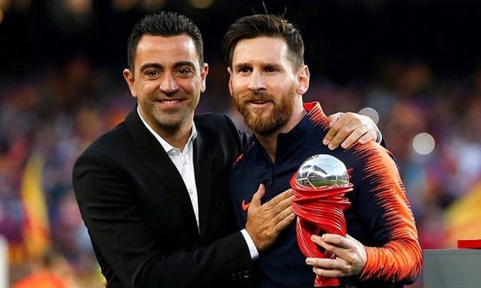 Xavi (trái) và Messi. Ảnh: EFE