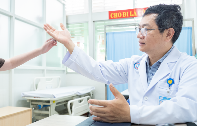 Bác sĩ Trí kiểm tra khả năng vận động của người bệnh sau mổ. Ảnh: Bệnh viện cung cấp