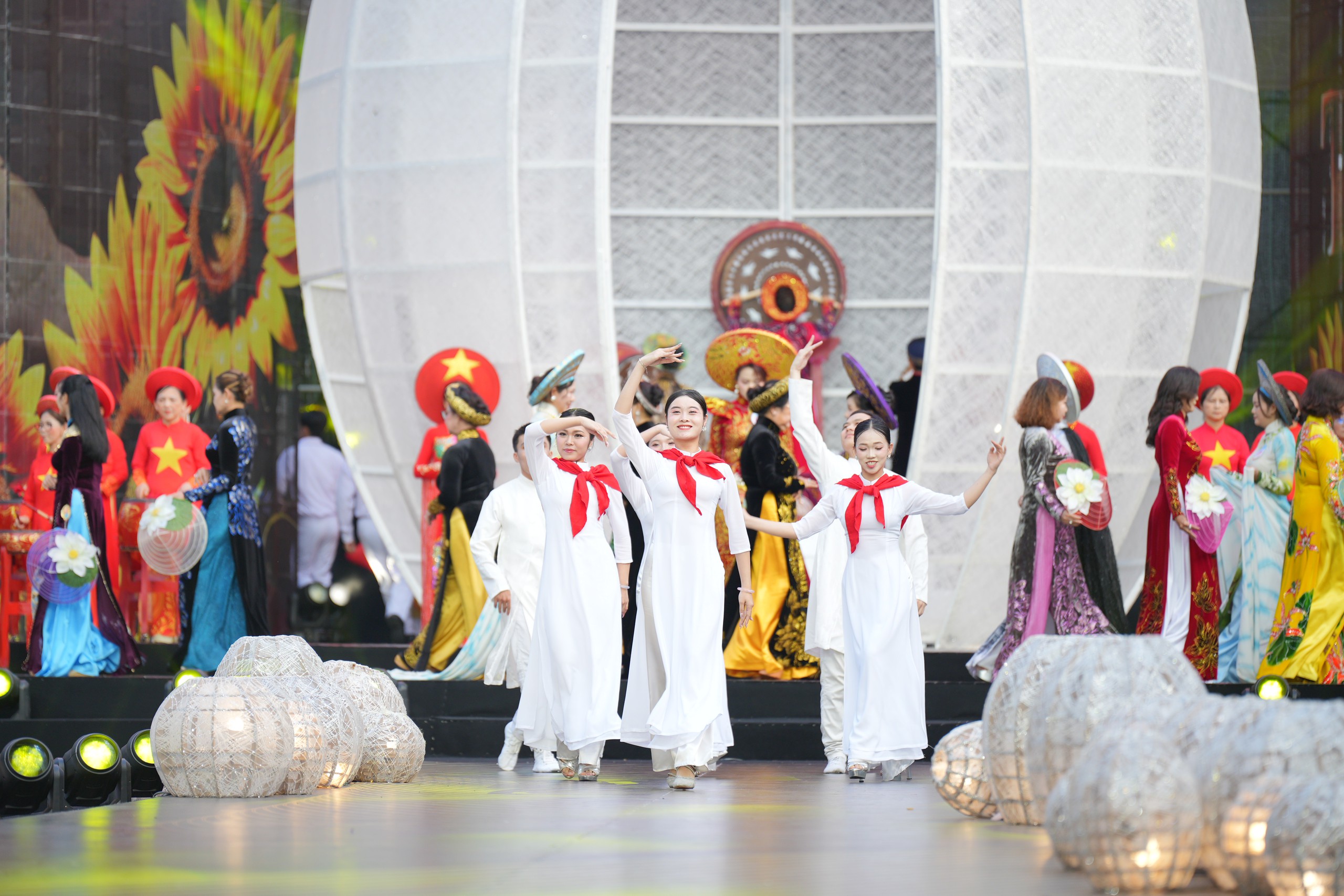 Chung kết Duyên dáng Áo dài TP.HCM: Khi cộng đồng cùng tôn vinh tà áo dân tộc- Ảnh 3. Chung kết Duyên dáng Áo dài TP.HCM: Khi cộng đồng cùng tôn vinh tà áo dân tộc- Ảnh 3.