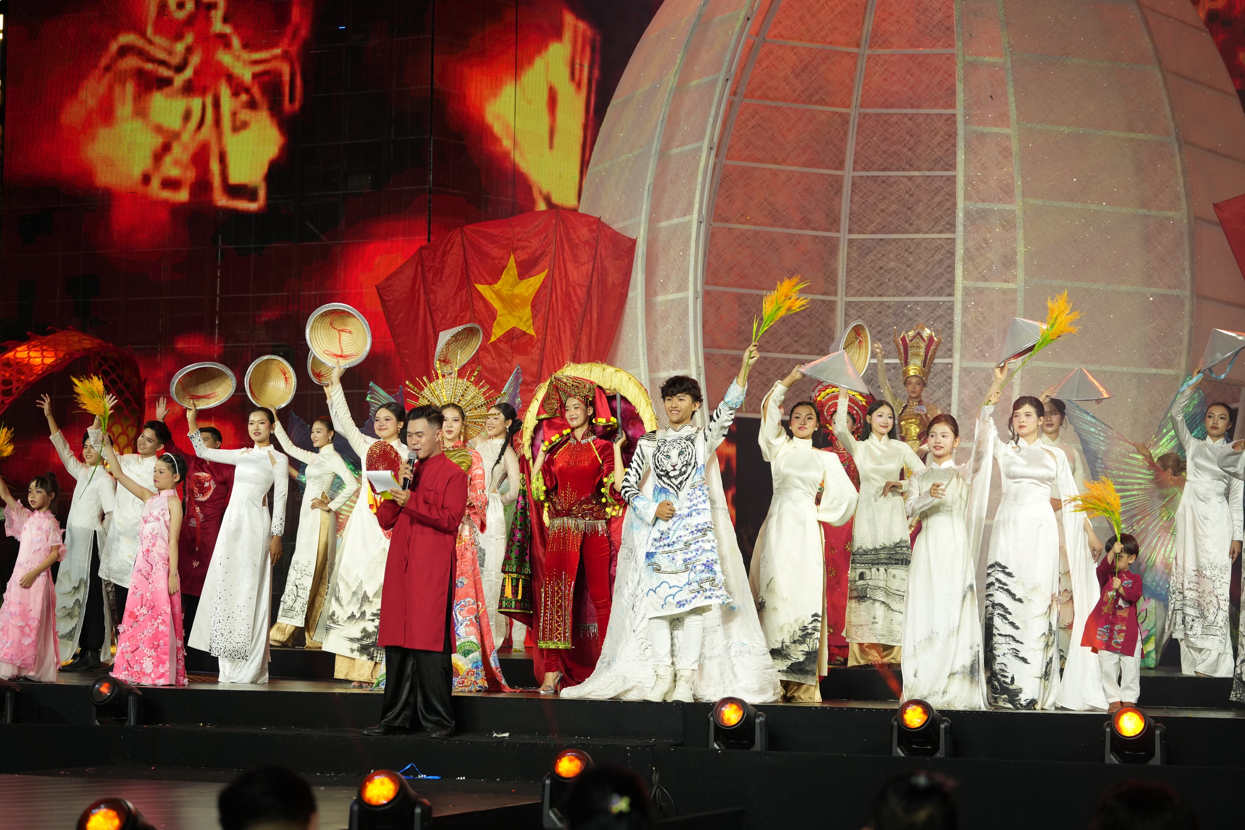 Chung kết Duyên dáng Áo dài TP.HCM: Khi cộng đồng cùng tôn vinh tà áo dân tộc- Ảnh 4. Chung kết Duyên dáng Áo dài TP.HCM: Khi cộng đồng cùng tôn vinh tà áo dân tộc- Ảnh 4.