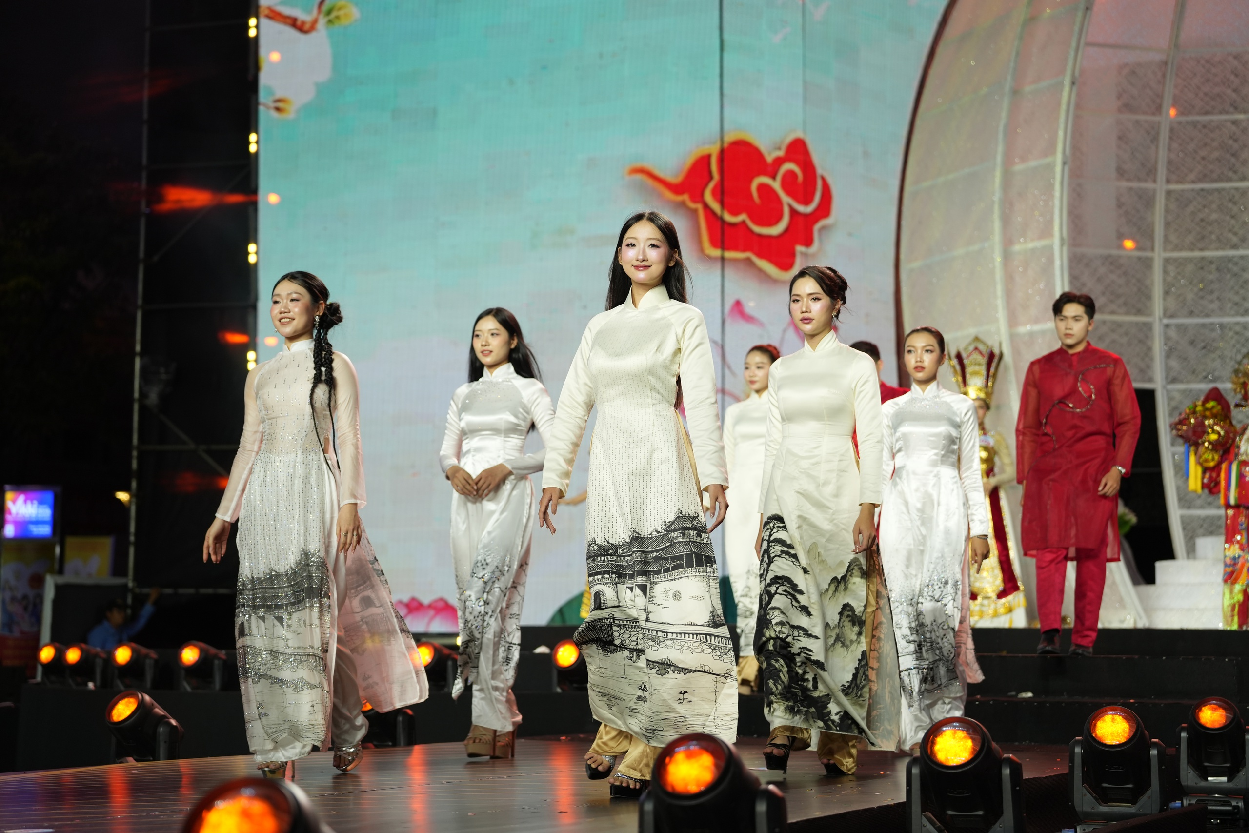 Chung kết Duyên dáng Áo dài TP.HCM: Khi cộng đồng cùng tôn vinh tà áo dân tộc- Ảnh 5. Chung kết Duyên dáng Áo dài TP.HCM: Khi cộng đồng cùng tôn vinh tà áo dân tộc- Ảnh 5.