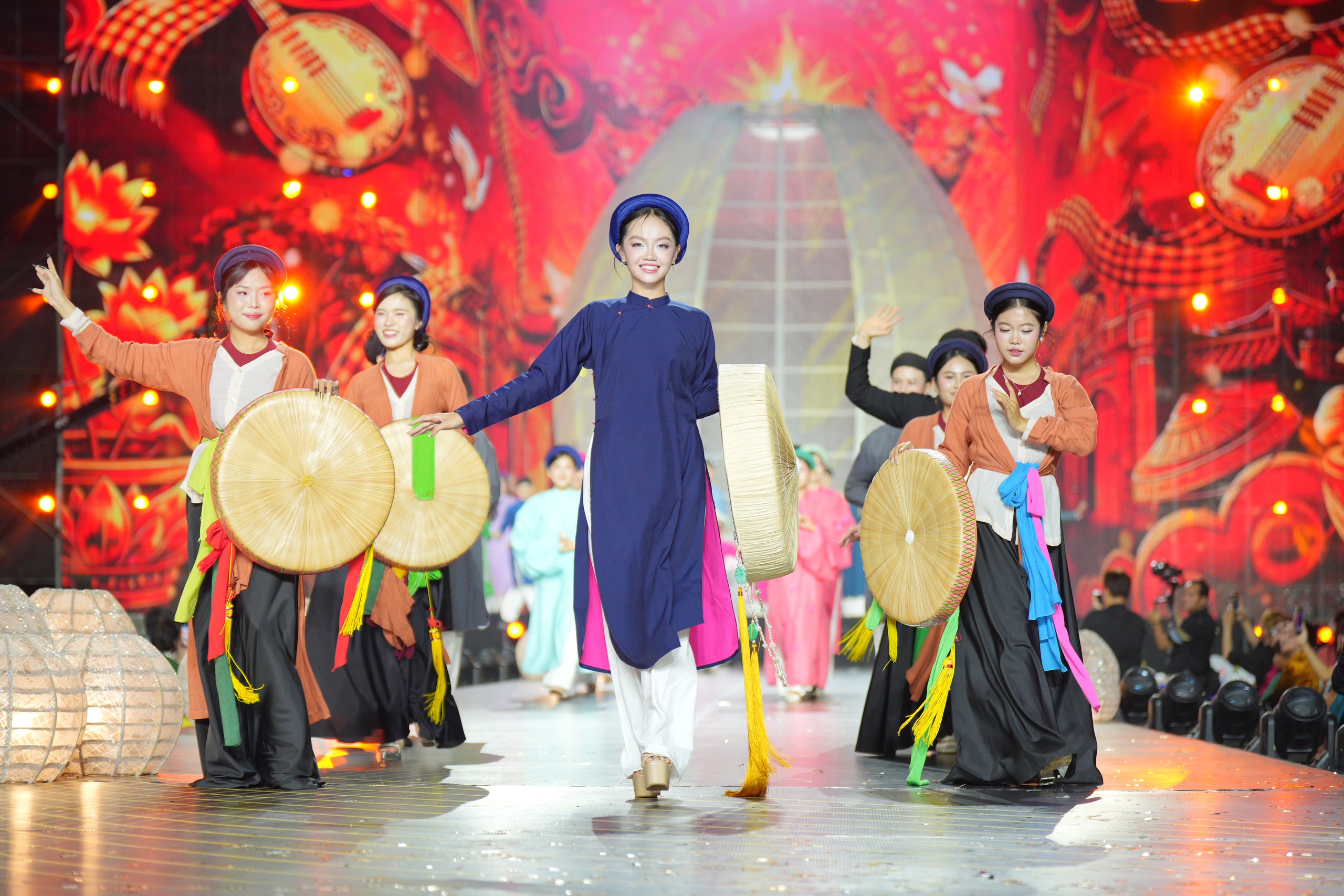 Chung kết Duyên dáng Áo dài TP.HCM: Khi cộng đồng cùng tôn vinh tà áo dân tộc- Ảnh 7. Chung kết Duyên dáng Áo dài TP.HCM: Khi cộng đồng cùng tôn vinh tà áo dân tộc- Ảnh 7.