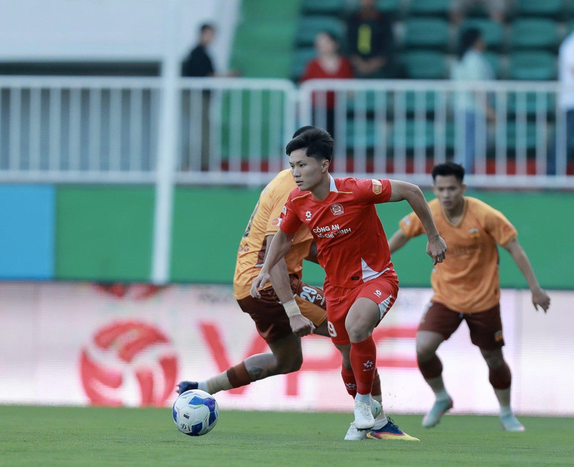 Vòng 15 V-League: CAHN thua trận đầu tiên, PVF-CAND rơi xuống cuối bảng - Ảnh 2.